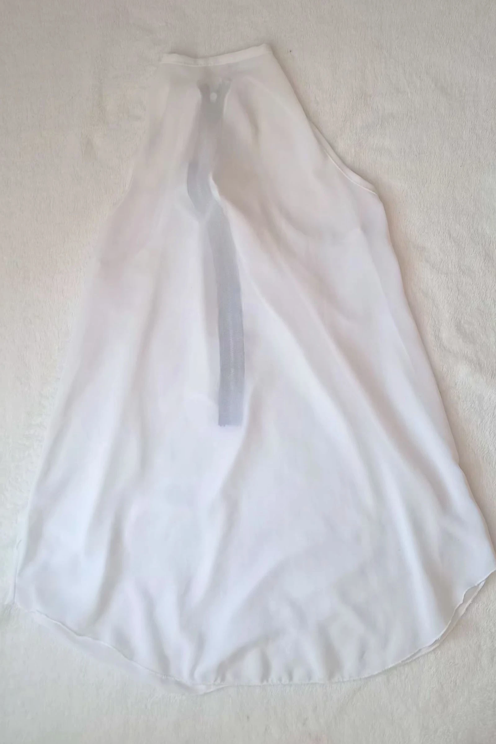 Flowy white top T back zip - 3 ruffles - like new – photo 2
